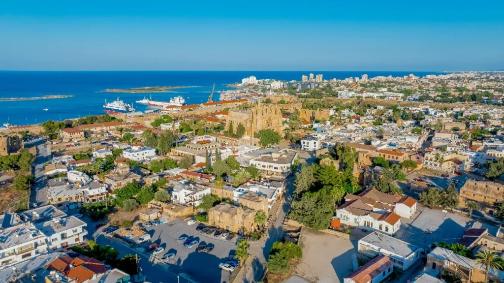 Famagusta: Przewodnik po mieście i nieruchomościach dla życia i możliwości inwestycyjnych