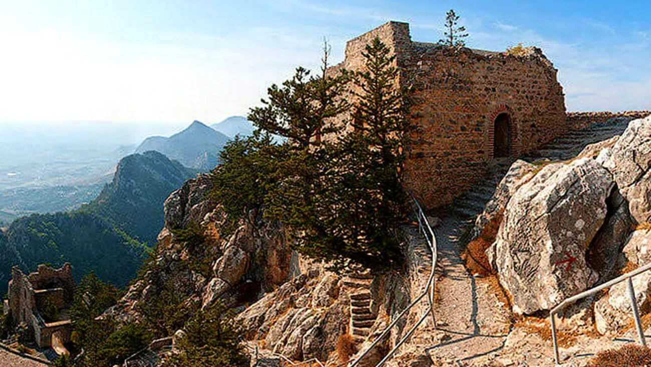 10 najciekawszych atrakcji w Girne (Kyrenia): Co warto zobaczyć jako gość - i jako przyszły mieszkaniec?