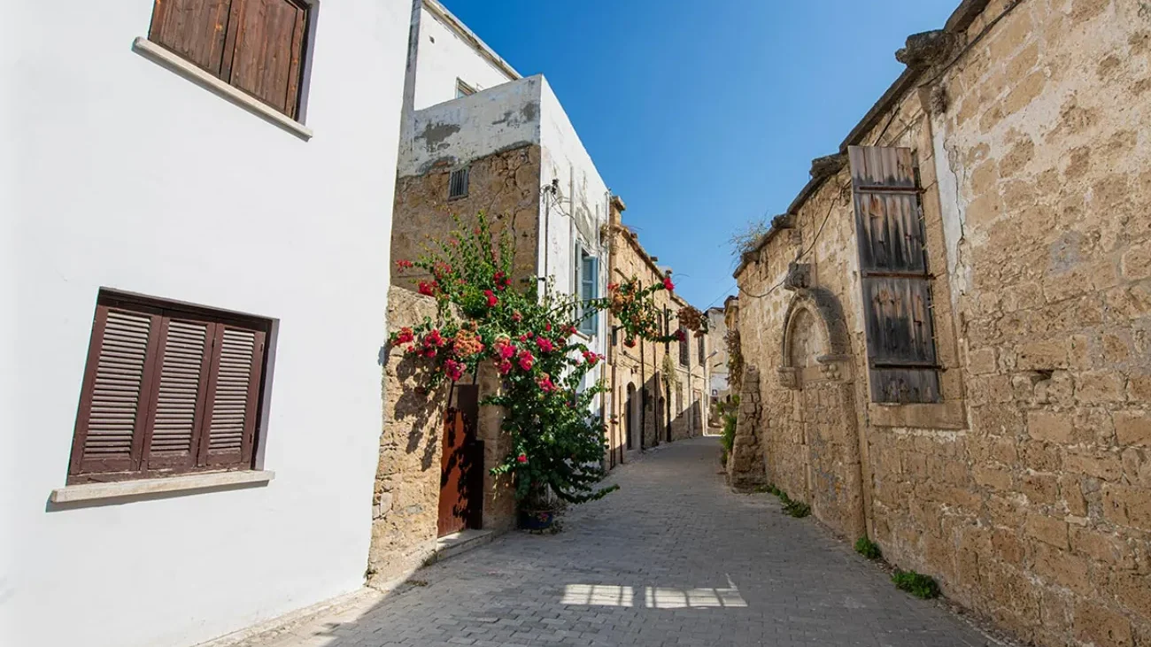 10 najciekawszych atrakcji w Girne (Kyrenia): Co warto zobaczyć jako gość - i jako przyszły mieszkaniec?